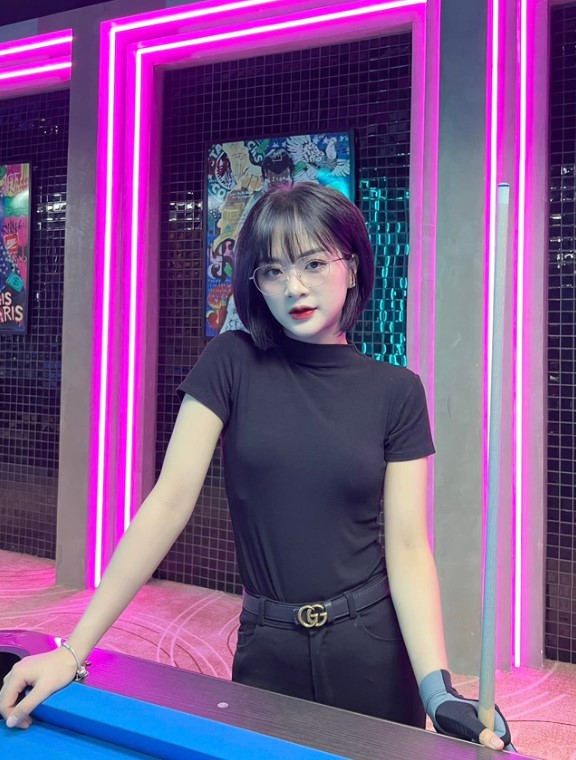 Gấm Kami đeo kính ngồi thủ dâm