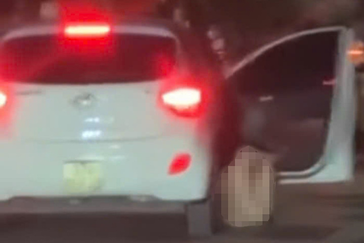 Clip cô gái trần chuồng đi ra từ taxi i10